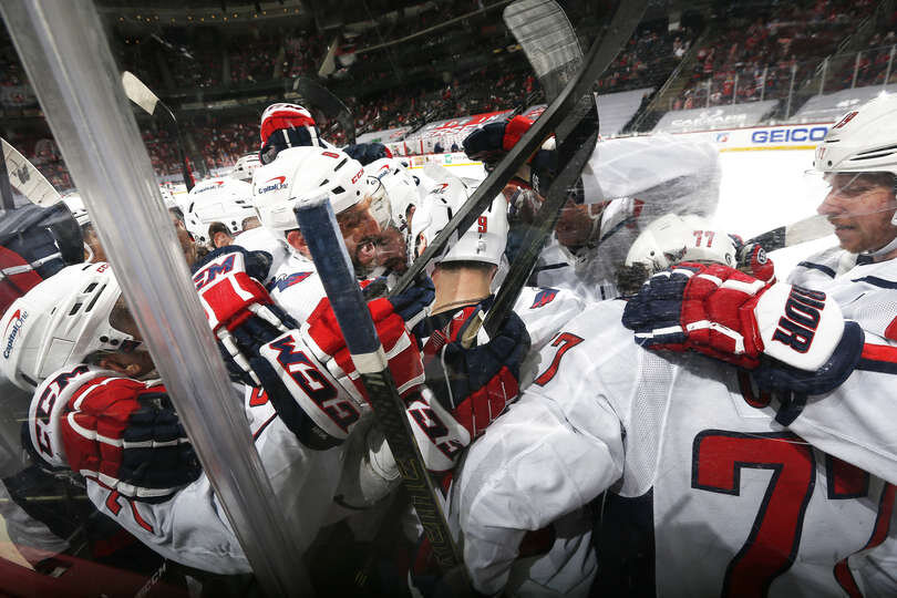 Игроки "Вашингтон Кэпиталз" поздравляют Д.Орлова с шайбой, забитой в овертайме