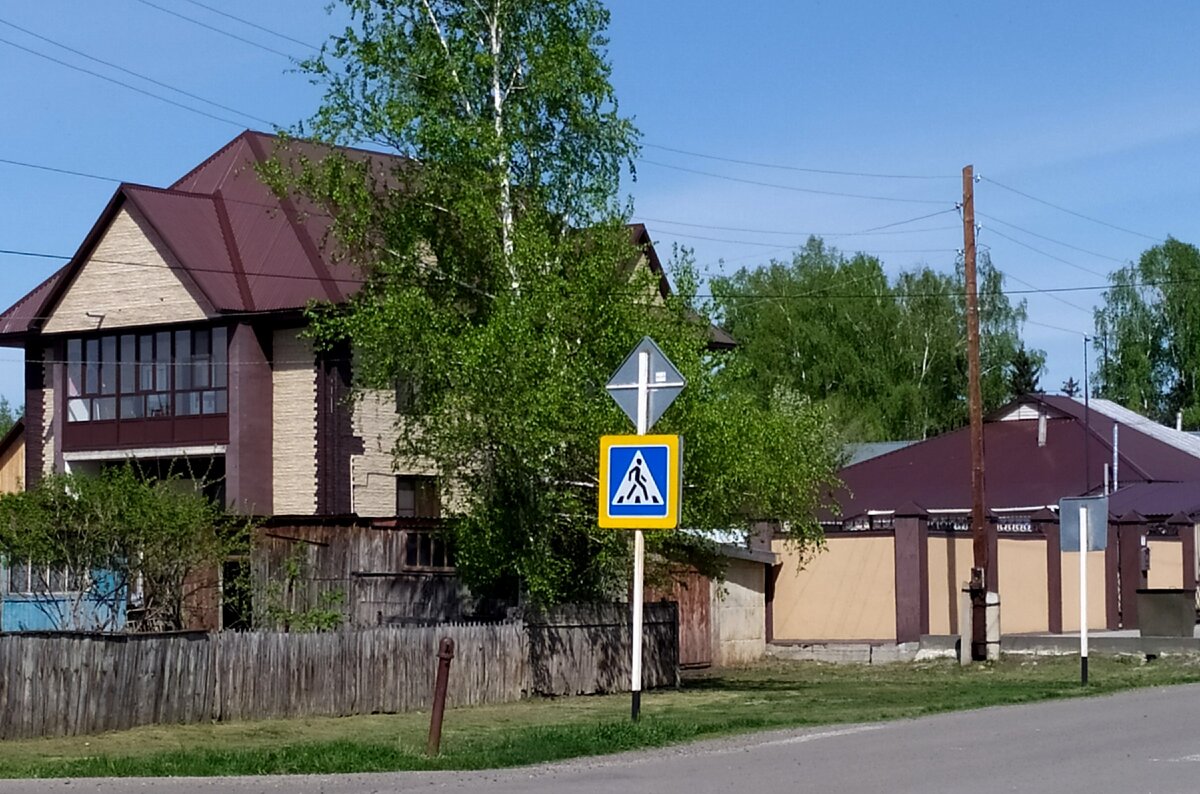 В этом доме живёт семья с тремя дочерьми (деревянный забор и сараи принадлежат соседнему участку). Фото из личного архива.