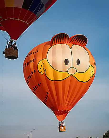 А такой называется a hot air balloon, наверное, ещё "сложнее", чем просто balloon 