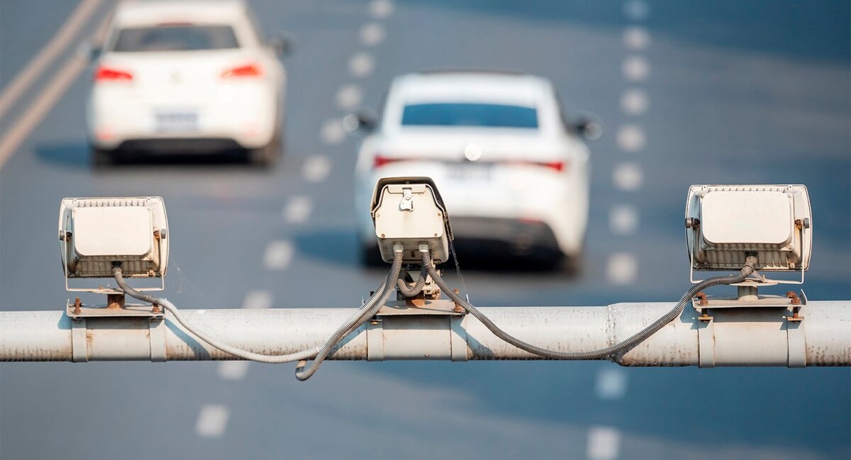 Использовать поддельные номера и пытаясь скрыть свой собственный номер, водители стараются для того, чтобы не получать штрафы с камер дорожного движения, фиксирующих передвижение водителей по российским дорогам. Представители ГИБДД стараются устраивать рейды для того, чтобы самостоятельно выявлять таких водителей и наказывать их в рамках закона. 
Сейчас некие конторы в телеграмм, инстаграм продают некие транспортные номера, которые при наводки камеры на номер автотранспорта, становятся синими.
Таким образом камеры не могу ззафиксировать нарушение!
Если разбираться более детально, то такая схема и желание обмануть камеры дорожного движения, являются мошенничеством, поэтому автомобилистов должны наказывать более сурово.

Депутаты неоднократно пытались обсудить возможность повышения штрафов за данное нарушение, но в настоящее время никаких поправок не принято, поэтому водители продолжают совершать подобные правонарушения, зачастую становясь виновниками аварийных ситуаций, попадая в них из-за нежелания считаться с другими участниками дорожного движения.