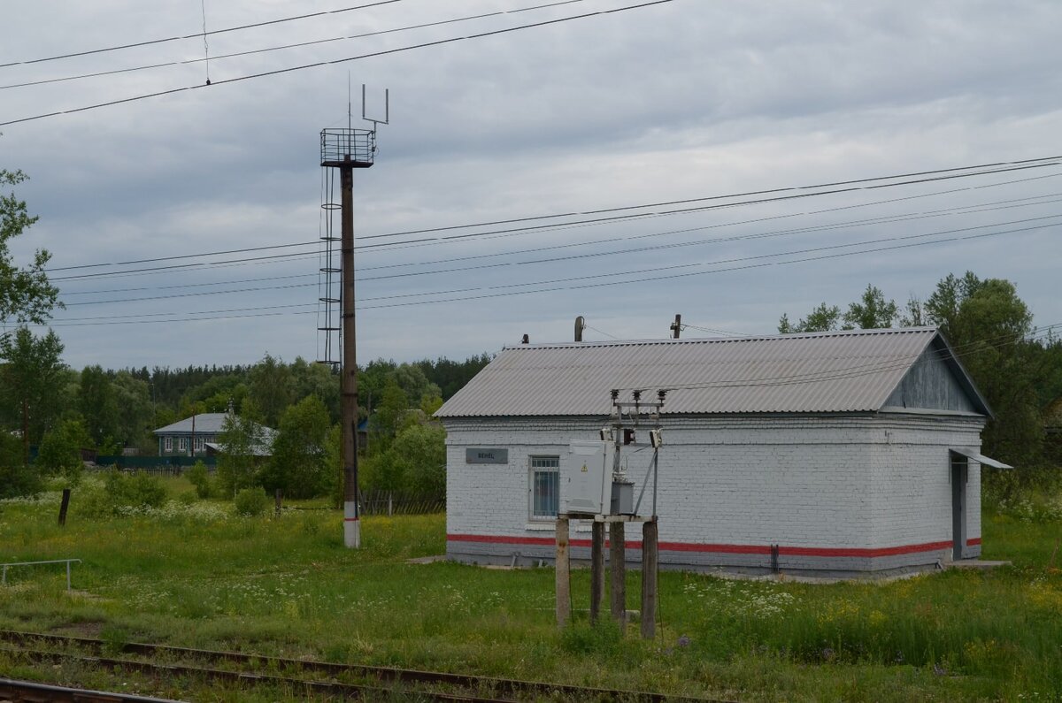 Вот еще одно здание из череды братьев-близнецов. :(