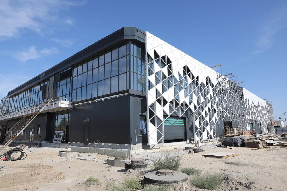 Это фото из Гугла, которое больше всего похоже на правду. Видите слева лестницу? Вот под ней небольшая дверь, через которую заходят пассажиры.