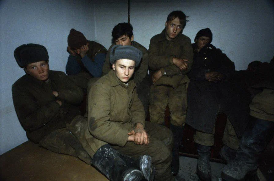 Посмотря вперед пятеро солдат гложет. Пленные в Чечне 1995 русские солдаты. Пленные российские солдаты в Чечне. Пленный боевик Чечня 1995. Пленные чеченские боевики 1995.