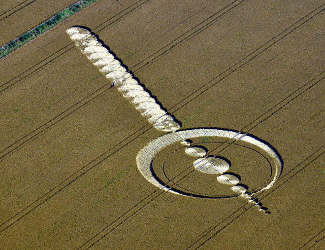 Уилтшир. Графство Эйвбери. 25 июня 2012 г. Звезда и ее 11 спутников. Изображение одного из спутников размазано. Возможно, это символизирует движение, перемещение.