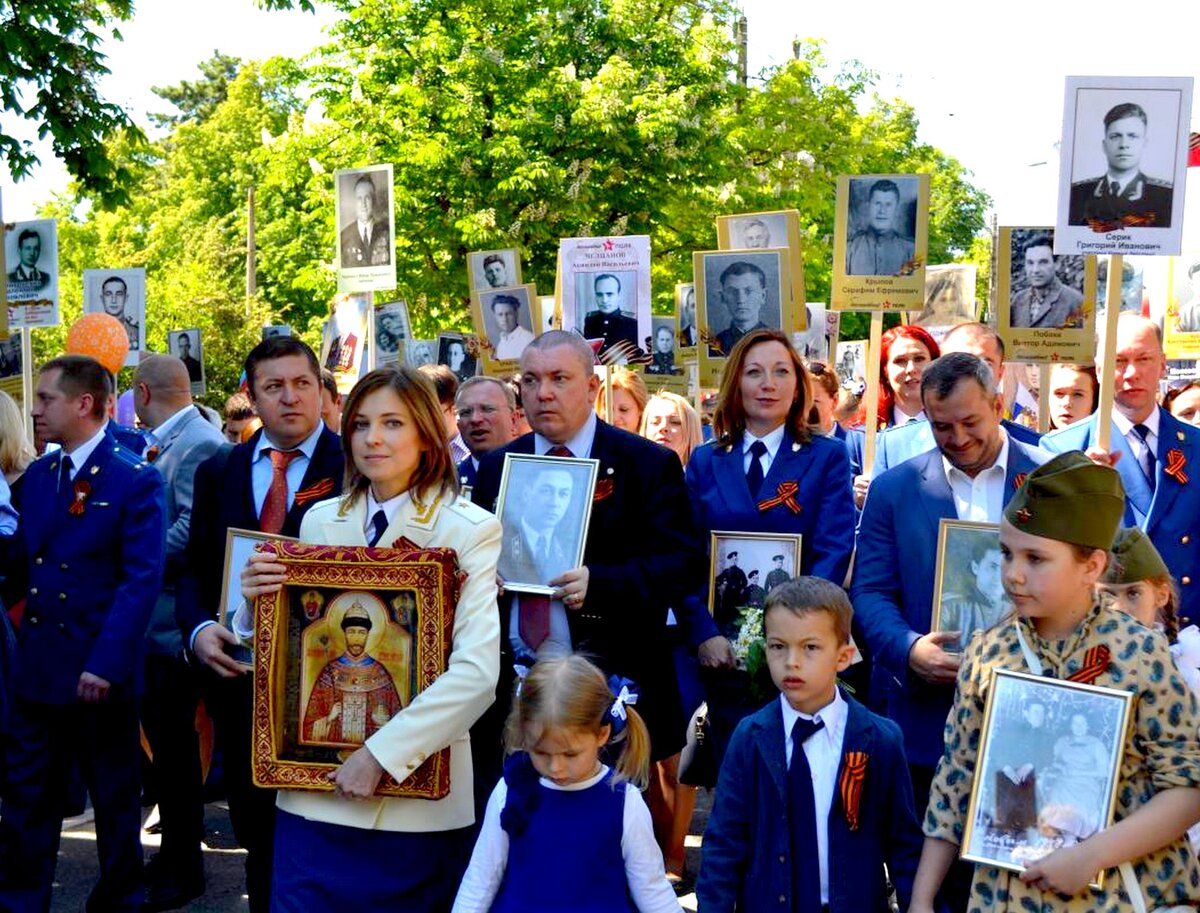 Поклонская с портретом Николая 2 в Бессмертном полку