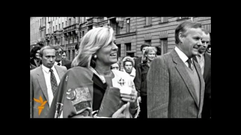 В центре - Марина Салье. Фото из открытых источников.