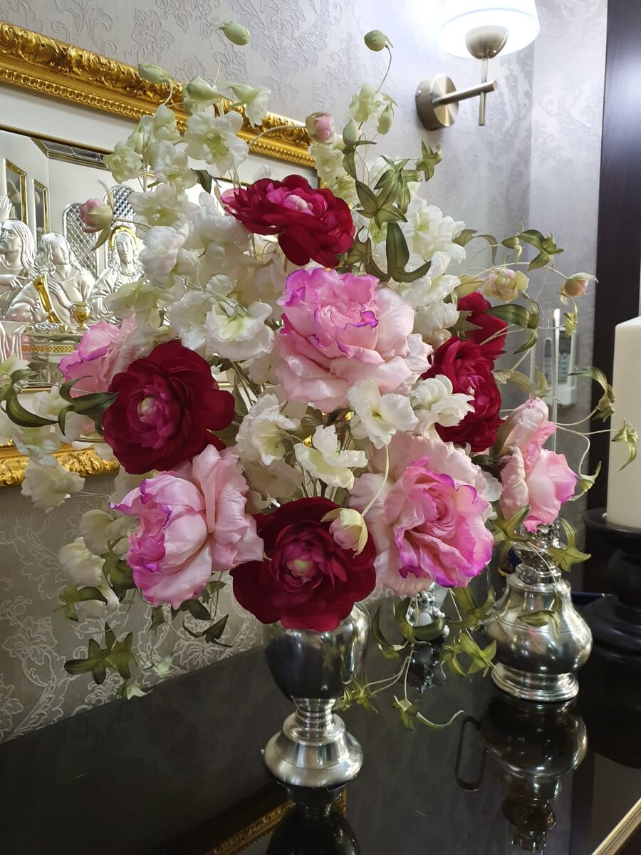 

Недавно встречаю в салоне мастера. Она пришла на работу с букетом шикарных роз.
Спрашиваю, по какому поводу?
–Проходила мимо. Невероятная красота! Вот купила, чтобы радовали.

И я задумалась: мы ведь ровесницы, обе советской закалки. У меня долгое время был блок, внутренне сопротивление тому, что женщина сама себе цветы подарить не может. 🙈

Это позор. Что скажет муж? Как ему объяснить порыв души. Это же из ряда вон. Должен быть обязательно повод. Да и цветы обычно дарят мужчины. И то только по праздникам.
И если вы вспомните наше советское прошлое, то там было много странного из этой же «серии».

Дорогая посуда только для гостей. Доставали её по большим праздникам. А потом прятали за стекло, чтобы не пылилась.
Для красивого платья должен был быть особый повод.
Детские туфельки, чтоб не стоптались, берегли до следующего утренника.
Я уже не говорю о том, что зеленый горошек и майонез покупался впрок и хранился до Нового года.

«Я–последняя буква в алфавите».
«Хотеть–не вредно!».
«Вырастешь и командуй»
«Пойдешь на собственные хлеба, тогда и будешь указывать».

Все это родом из СССР.
А при чем здесь цветы?
Да при том, что–это то самое «хочу», которое мы до сих пор никак себе не можем позволить. Нам что-то запретили в детстве, и мы считаем это единственно верной аксиомой.
Но мы-то теперь взрослые. Так почему же боимся быть ценными сами для себя? Быть на первом месте.

И вот эта знакомая с букетом роз, которая их купила сама себе, еще раз подтвердила мое уже сегодняшнее состояние.
Я считаю, что женщина должна себя радовать цветами и не цепляться за то, что говорили в детстве.
Позвольте себе наслаждаться ими каждый день: в качестве самотерапии и повышения внутренней ценности, избавления от советских дурацких установок.
Спросите: «А есть такие, чтобы надолго?»
Отвечу: «Есть. Из шелка. Похожи на живые».
Загляните в мою шапку профиля☝