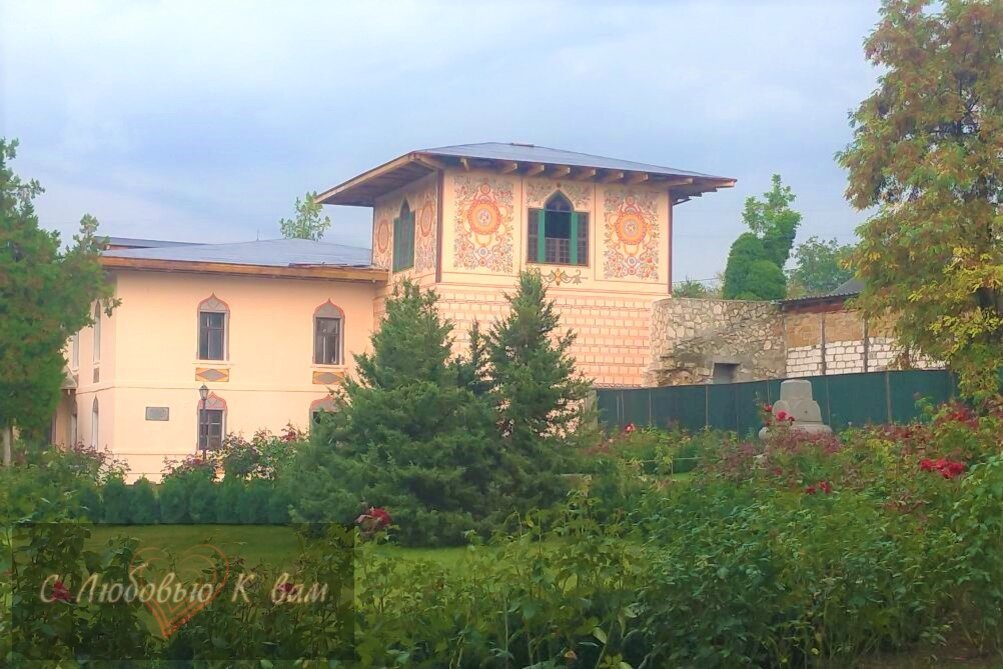 Одно из строений Ханского дворца, фото автора