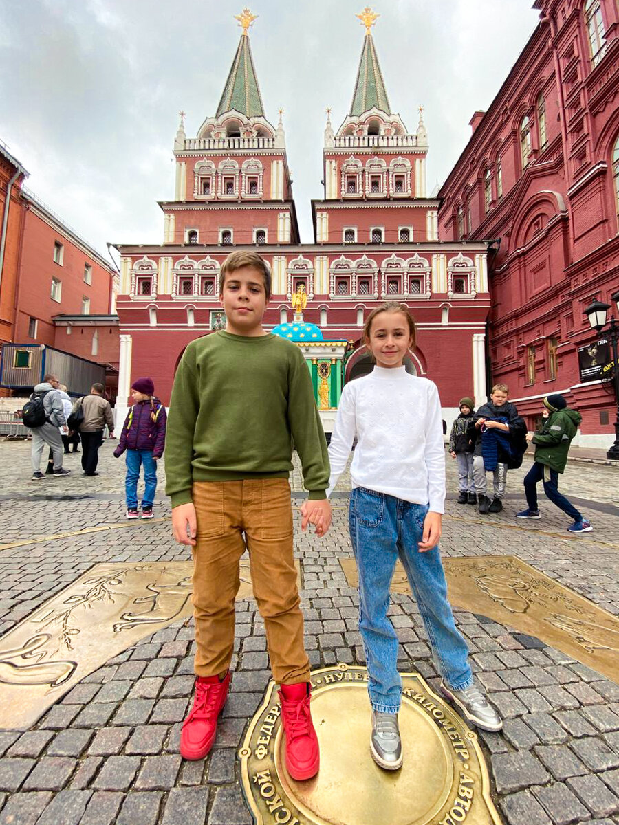 Всё начинается здесь.
Георгий Абрамов, Эвелина Лосева. Нулевой километр, Воскресенские ворота. Фото: Ирина Лосева.
