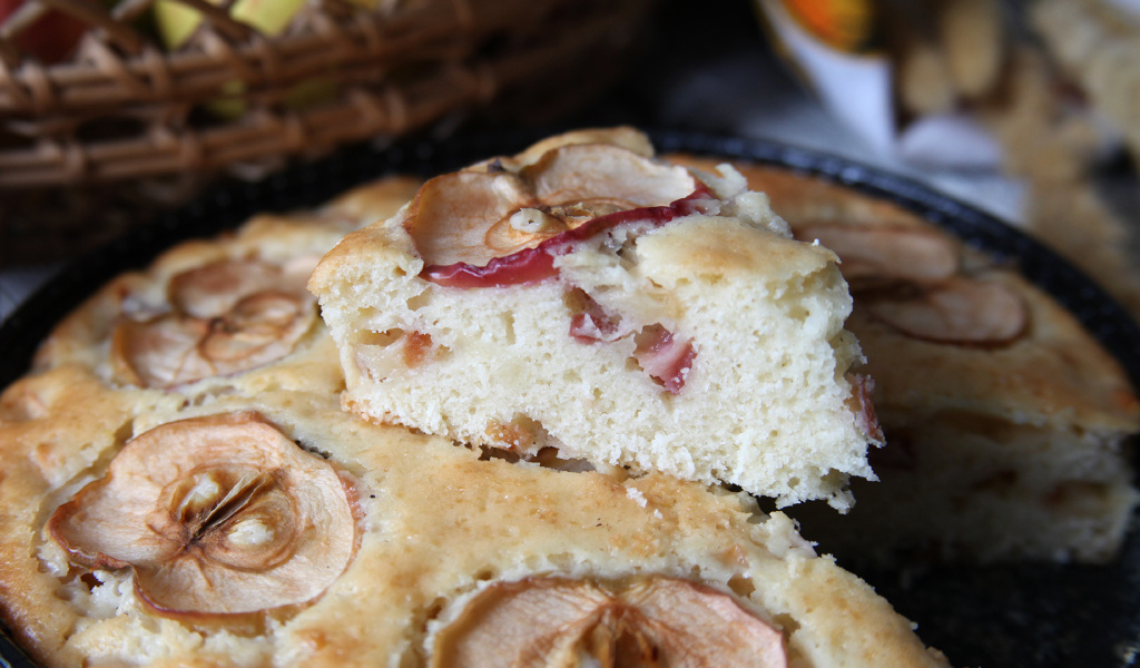 Шарлотка с яблоками