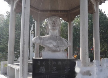 Мастер мэйхуацюань Чжао Сандуо (赵三多  Zhào Sānduō, 1842 - 1902) по легенде для восстания Ихэтуаней в течении трех дней собрал около двух тысяч кулачных бойцов, которые "показали кулаки" (亮拳 liàngquán),  чтобы провести демонстрацию против миссионеров, провинциальных войск и правительства, что ознаменовало начало перехода Ихэцюань к вооруженной борьбе. Но об этом подробнее будет в другой статье.