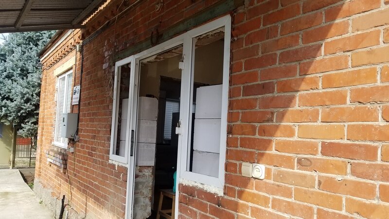 Вот такая металлопластиковая дверь с окнами была в доме моего знакомого