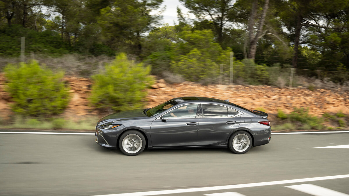 Lexus ES 300h:силуэт в целом не изменился