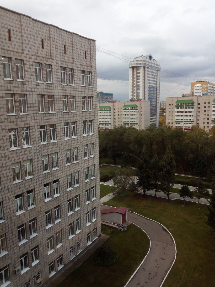 Вид из окна нашей палаты на четвертом этаже. Город наш , Барнаул, меняется. Дома все выше и выше.