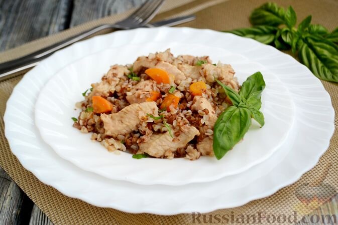 филе индейки, крупа гречневая, морковь, лук репчатый, соль, вода, масло подсолнечное, базилик