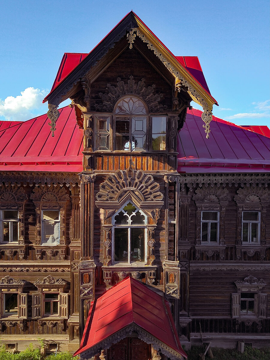 Терем Поляшова и его жители в одном из окон. Фото автора