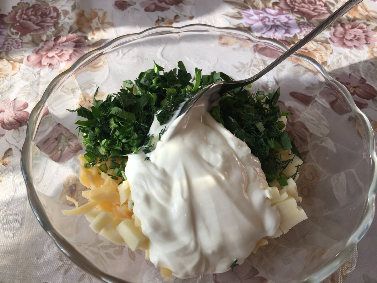 добавляем сметану, майонез