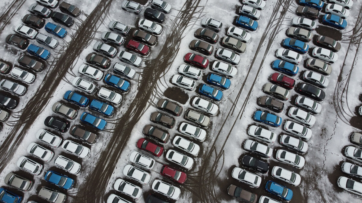 Почему так растут цены на новые авто? Заводская стоянка Рено-Ниссан на  АвтоВАЗ пустая и машин почти нет - дефицит машин | Жизнь в движении | Дзен