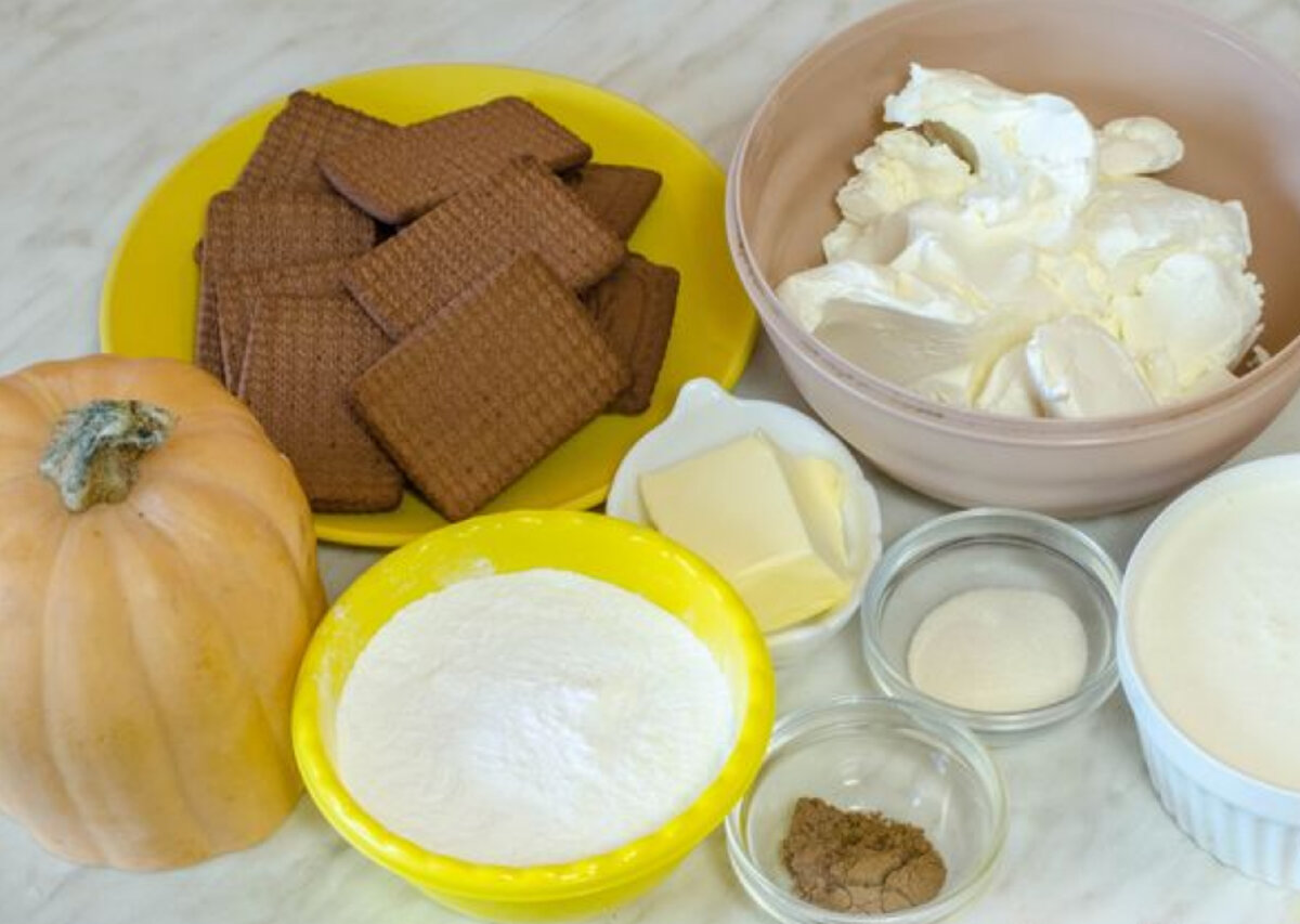 Продукты (на 8 порций): 
Тыква – 800 г. 
Сыр сливочный – 600 г. 
Сливки жирностью 33 % (холодные) – 500 мл. 
Сахарная пудра – 200 г. 
Печенье песочное – 160 г. 
Масло сливочное – 50-60 г. 
Желатин – 9 г. 
Корица молотая – 1 ч. ложка. 
Мускатный орех молотый – ½ ч. ложки. 
Украшения сахарные (по желанию) – по вкусу.