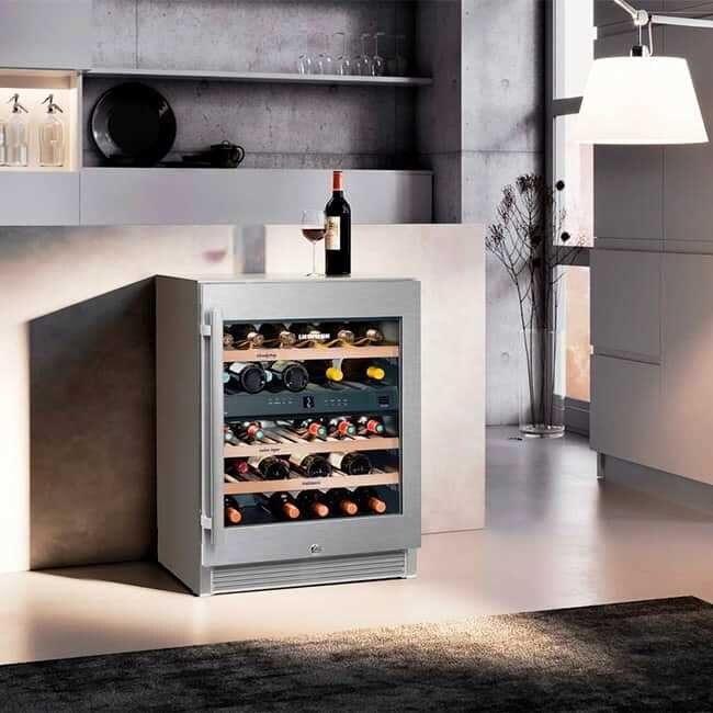 Возможность встроить винный шкаф под столешницу - одно из главных преимуществ для городской квартиры