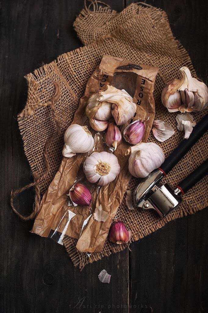 Почему чеснок такой острый и пахучий? Именно из-за этого мы чаще всего ограничиваем себя в его потреблении, особенно если впереди важные деловые встречи. Однако мало кто знает, что такими вкусовыми свойствами чеснок обязан аллицину – природному антибиотику с удивительными положительными свойствами.  Китайские ученые проводили ряд исследований, в ходе которых было выяснено, что аллицин обладает выраженным противораковым действием. Являясь мощным антиоксидантом, он разрушает клетки опухоли и замедляет к ней кровоток, снижая тем самым на 44% риск возникновения рака легких, особенно у людей с факторами риска (хронические заболевания дыхательных путей с частыми обострениями, табакокурение).  Чеснок содержит фитонциды и эфирные масла, которые стимулируют выработку имунных клеток и помогают им быстрее добраться до воспалительного очага. Ряд научных исследований доказывает, что употребление головки чеснока два раза в неделю, существенно снижает риск возникновения простудных заболеваний. Кроме того, давайте обратим внимание на жителей восточной Азии, их средняя продолжительность жизни 83 года, и да, чеснок входит практически в каждое блюдо азиатской кухни.
