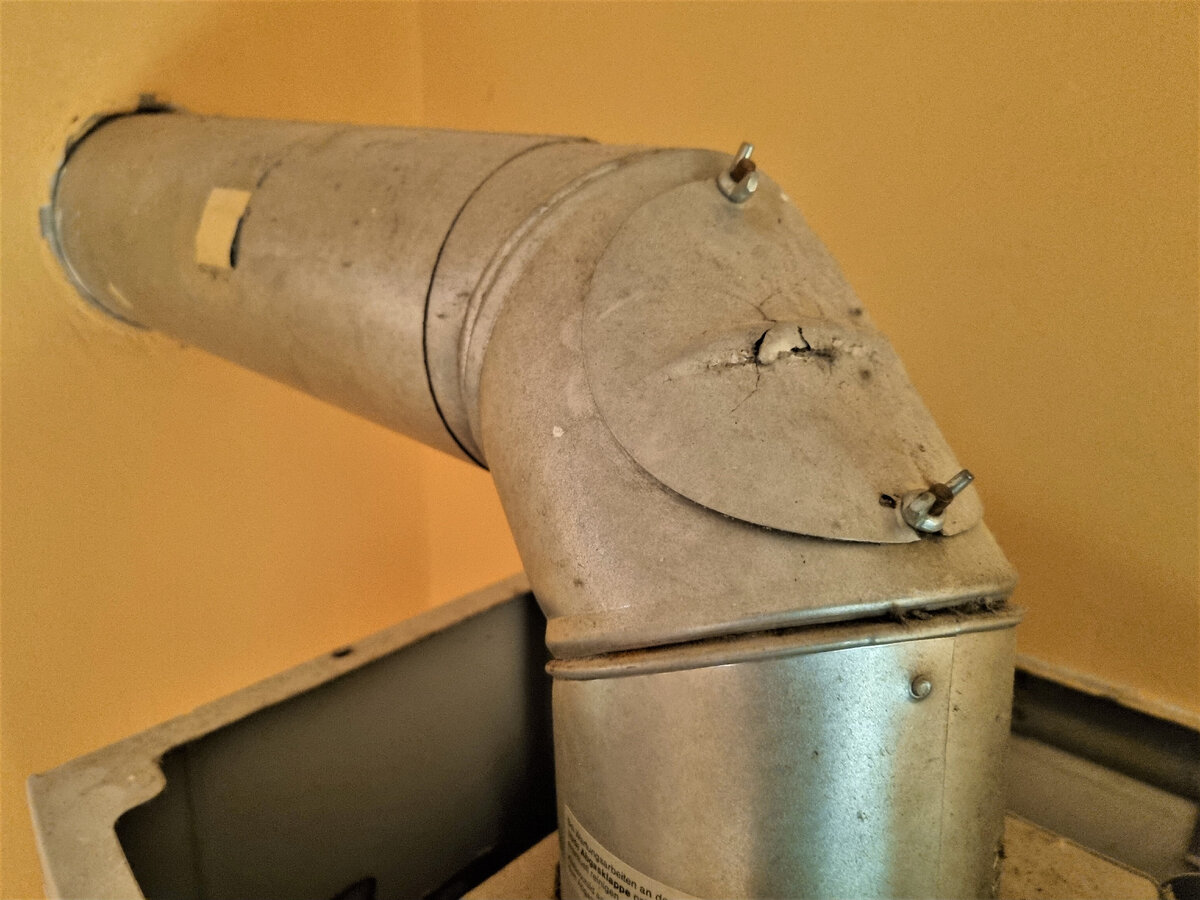 Труба прохудилась.