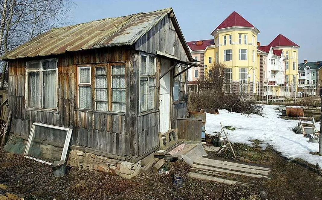 Убогий домик. Бедная дача. Богатый дом и бедный дом. Бедные дома в России. 4 бедный дом