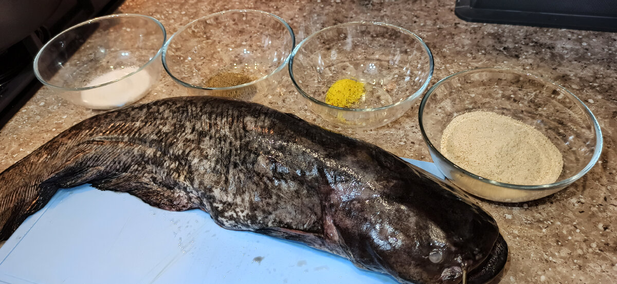 сом, соль, перец черный, приправа для рыбы, панировочные сухари