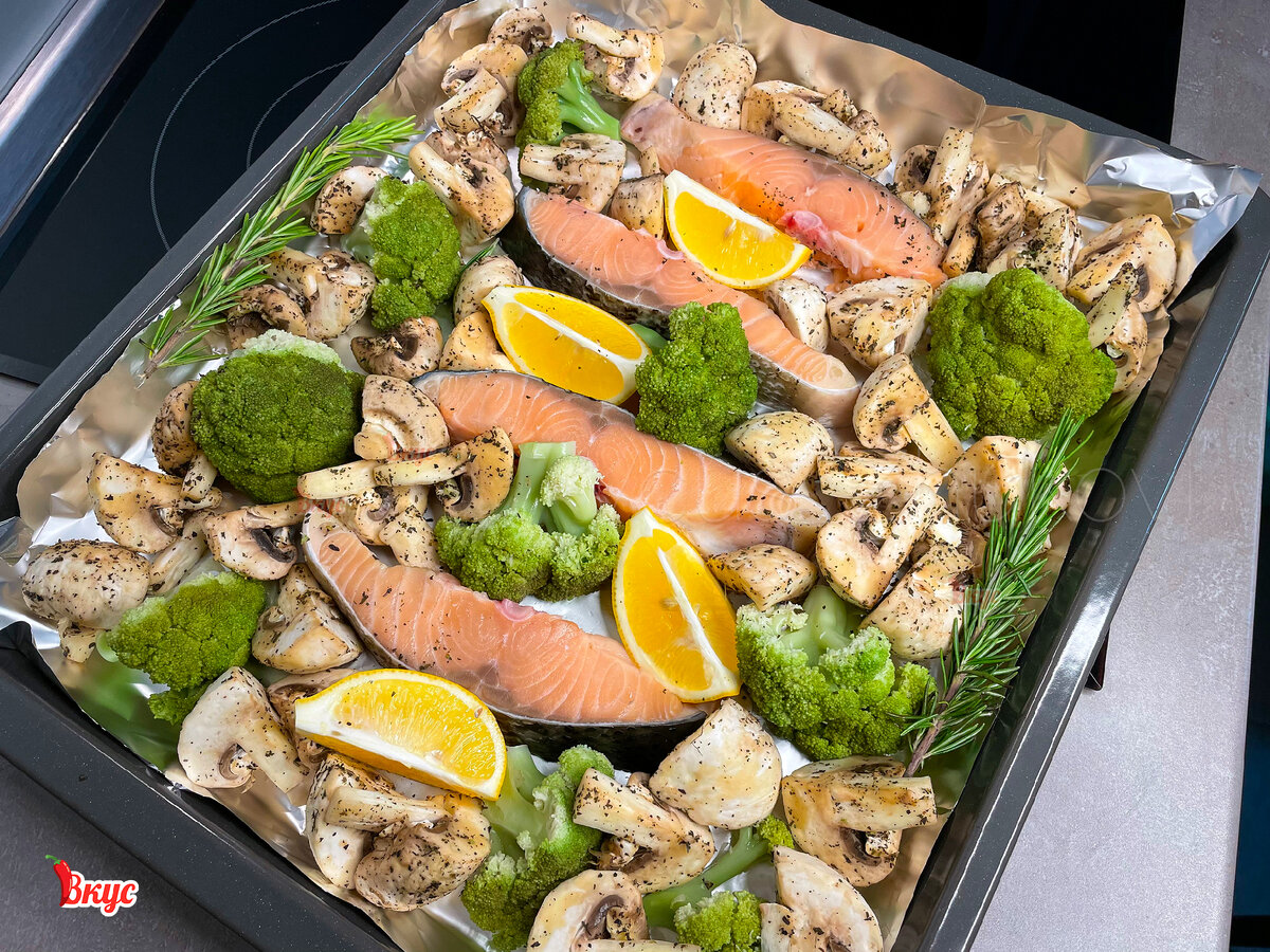 Сёмга с овощами и розмарином в духовке