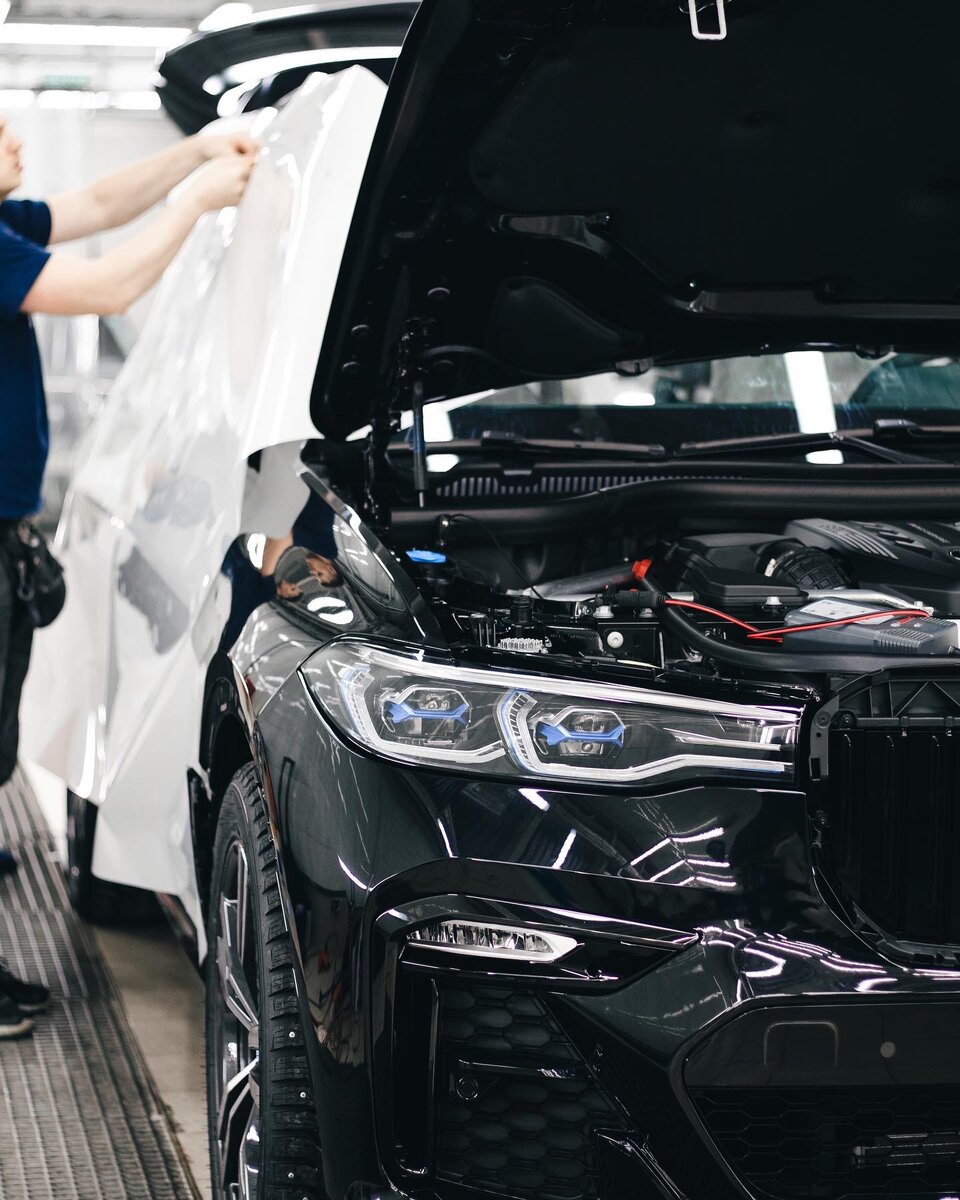 Процесс целиковой оклейки нового автомобиля BMW X7