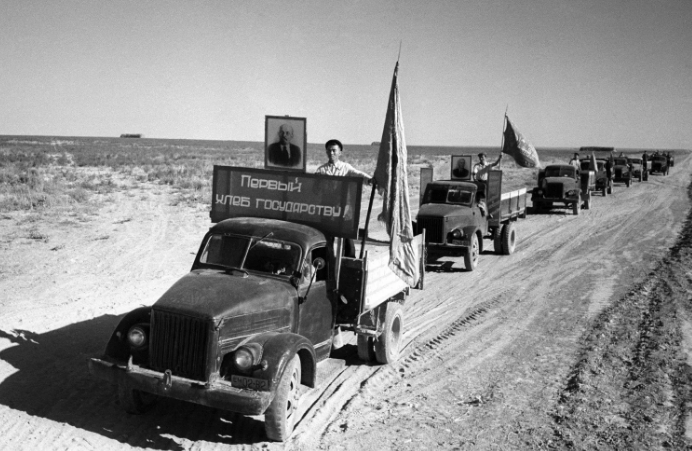 Хлеб целины - Родине! А где-то совсем рядом шло строительство советского космодрома (фото из открытых источников)