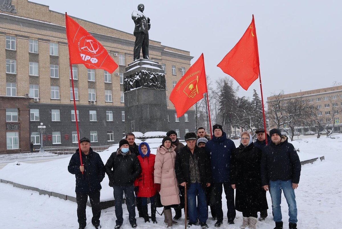 Орловский обком. Молодые коммунистки орла. город орел. фото здания обкома кпрф.