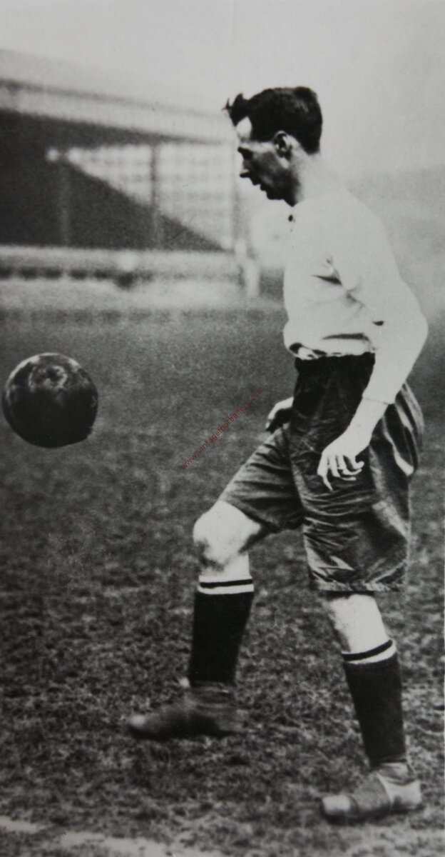 Дэвид Джек - автор первого гола на Уэмбли*