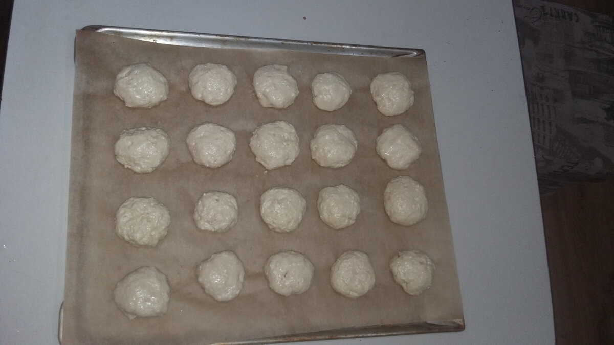 Между шариками оставляю расстояние 2-3 см, т.к. они увеличатся в размерах