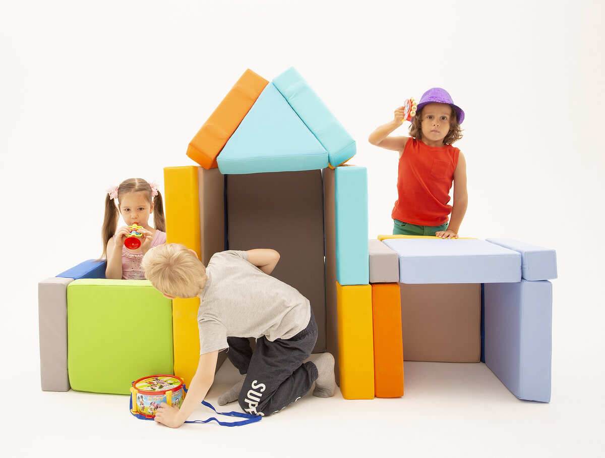 В галерее гигантский конструктор Магматик 