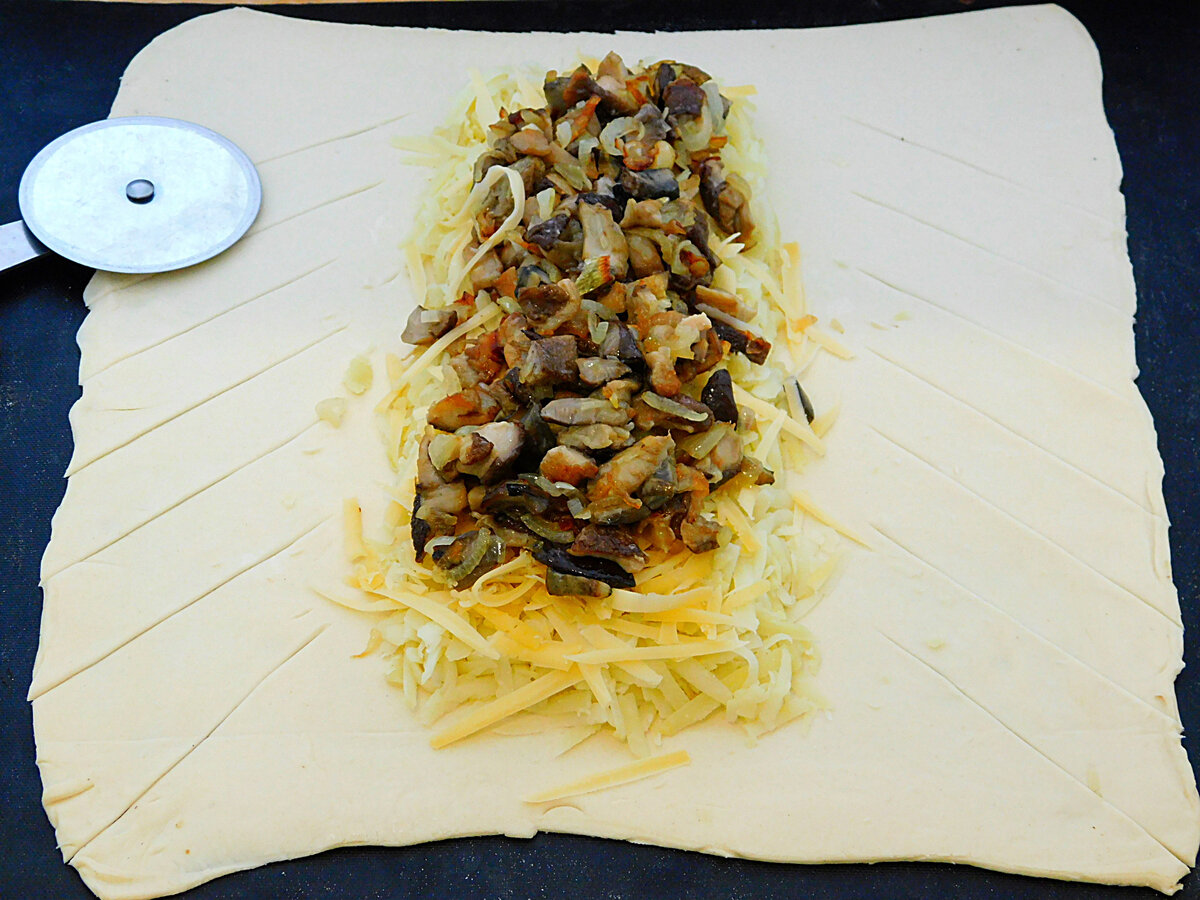 Слоеный рулет с капустой и грибами - кулинарный рецепт.