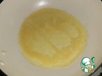     Яйца по одному взбить венчиком и испечь яичные блинчики на небольшом огне.