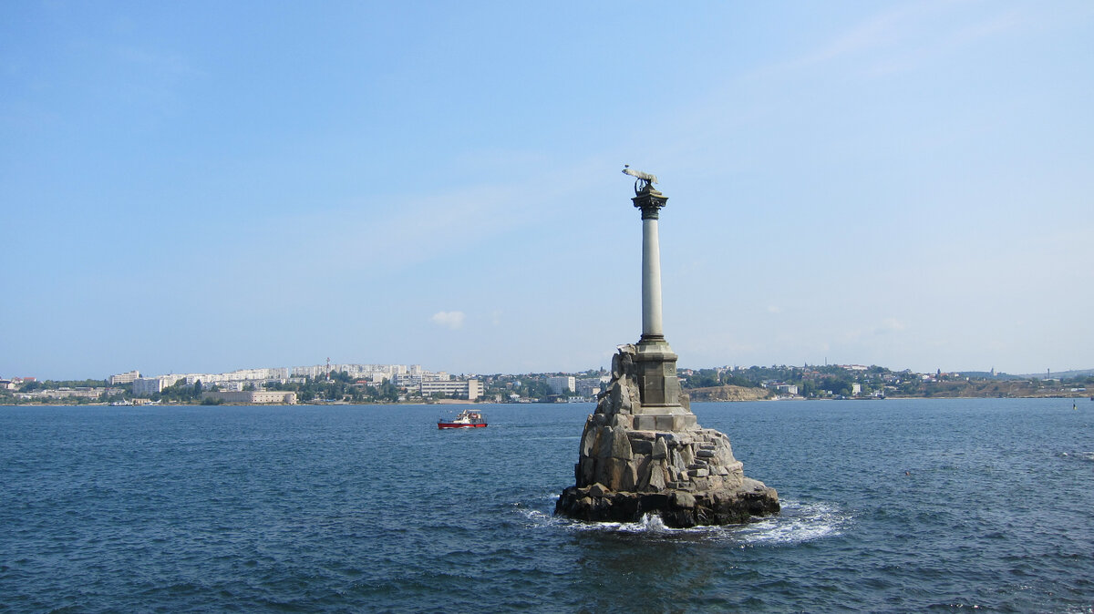 Памятник затопленным кораблям.