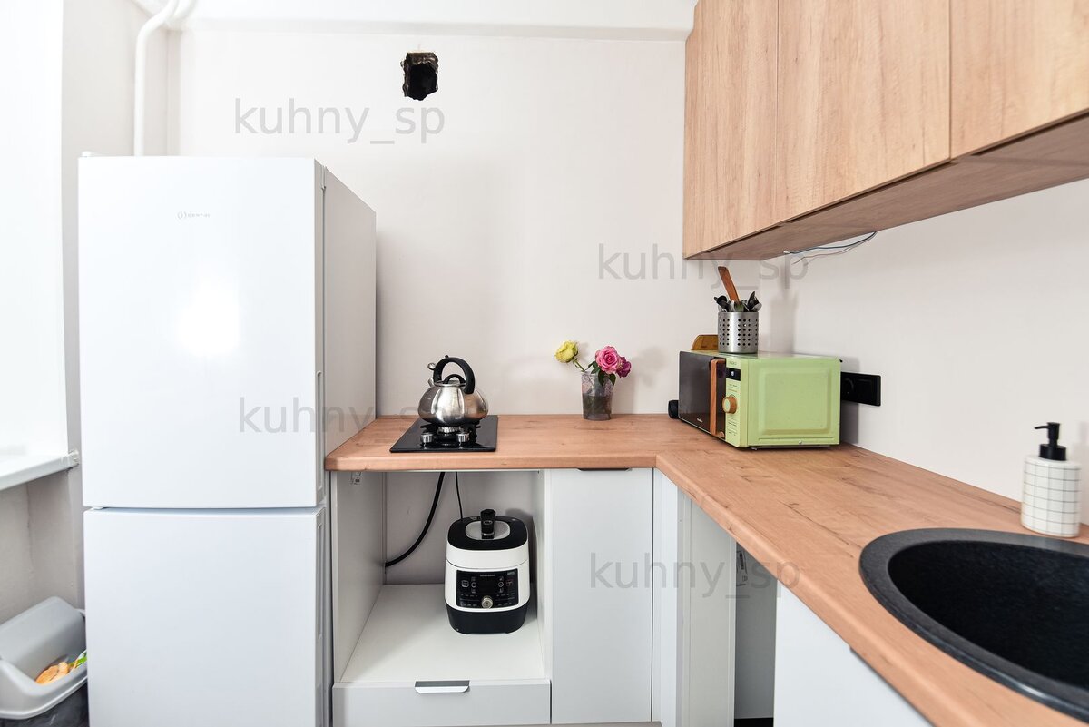 Обратите внимание как решен вопрос верхних фасадов без ручек. Что считаете? Удобно?