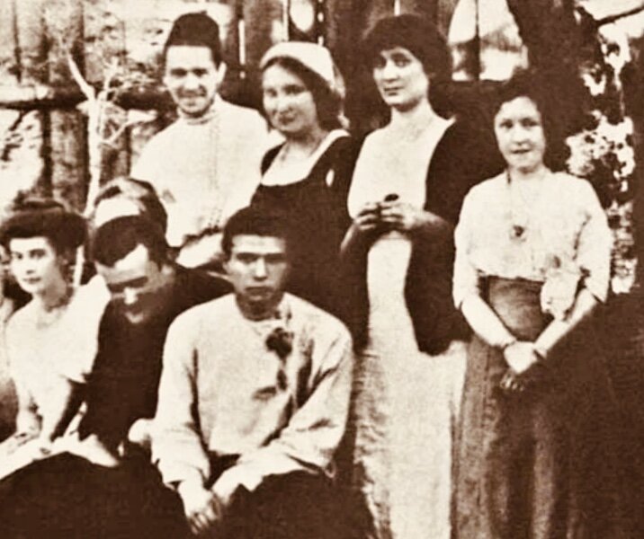 Справа от Ахматовой Елизавета Юрьевна Кузьмина-Караваева.  Слепнёво 1911 год. http://www.nasledie-rus.ru