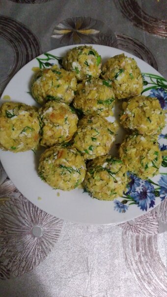 Рыбная закуска 
Банка консервов "горбуша"натуральная
3 яйца варёных 
50 грамм твердого сыра
Зелёный лук,укроп 
Майонез 
Средняя пачка чипсов
Выход - 11 штук