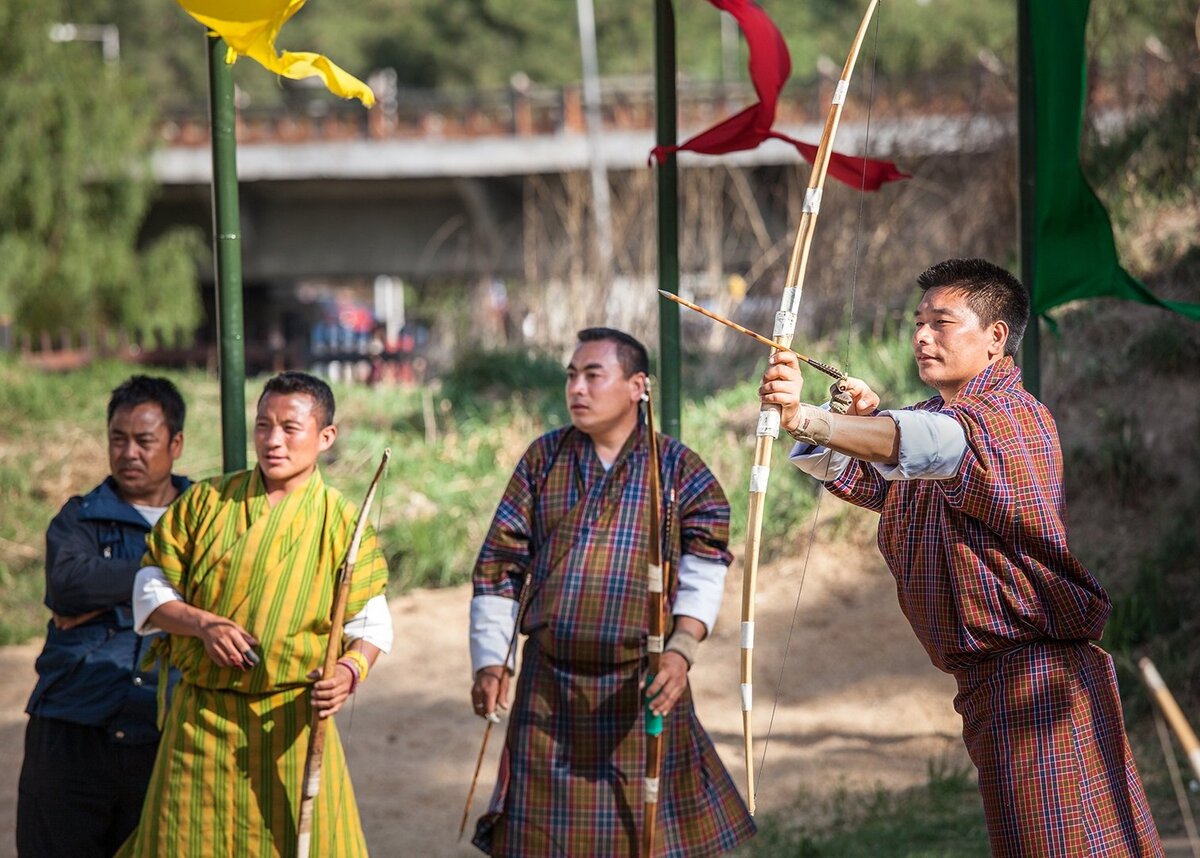 Бутан люди. Бутан одежда. Национальный костюм бутана. Королевство бутан.