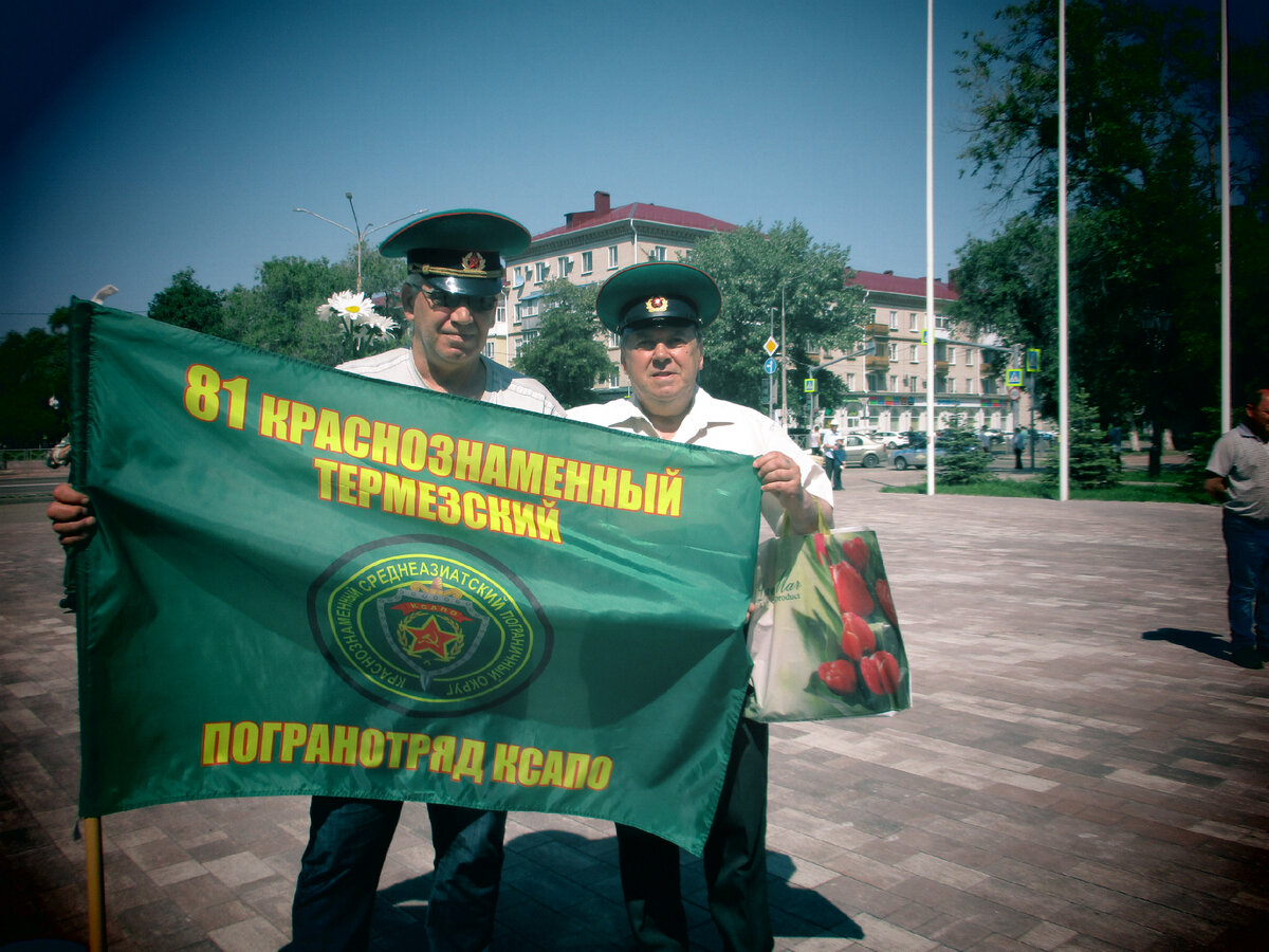 На праздник всегда в фуражках... Фото от Ирины Рудниченко.