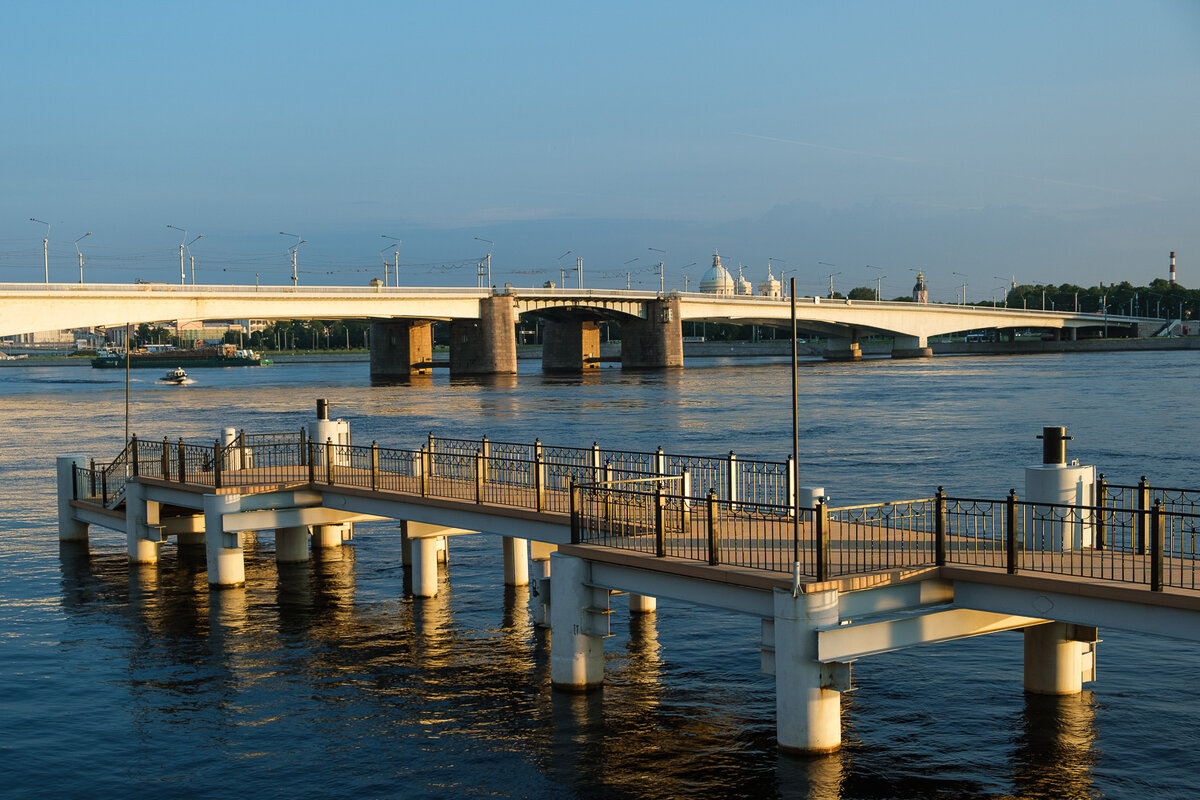 Мост Александра Невского и пристань для водного транспорта
