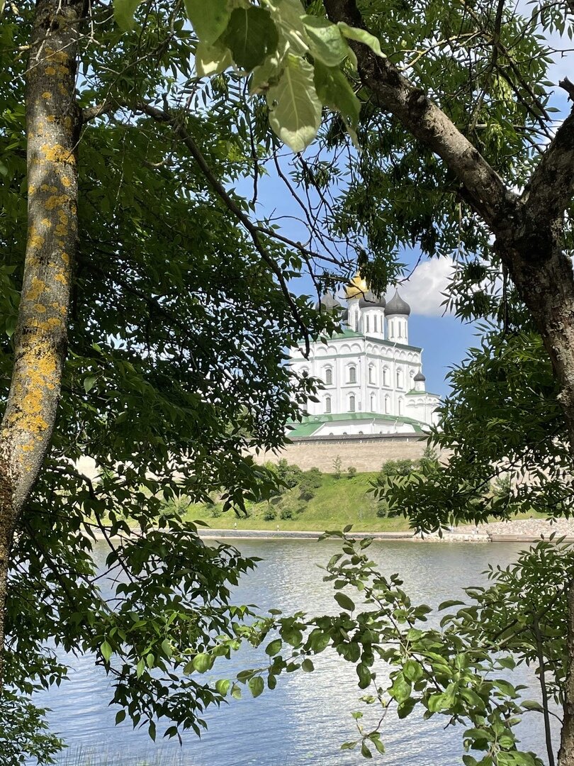 Свято-Троицкий собор и стена кремля. Вид от Ольгиного креста