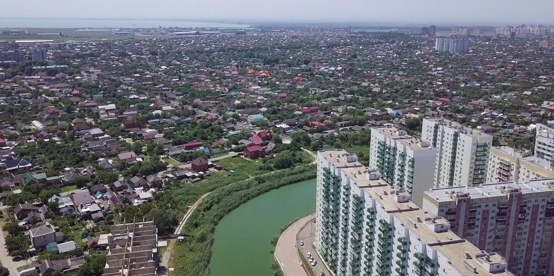 Бетонные джунгли и частный сектор разделяют Карасуны. Фото pikato.ru.