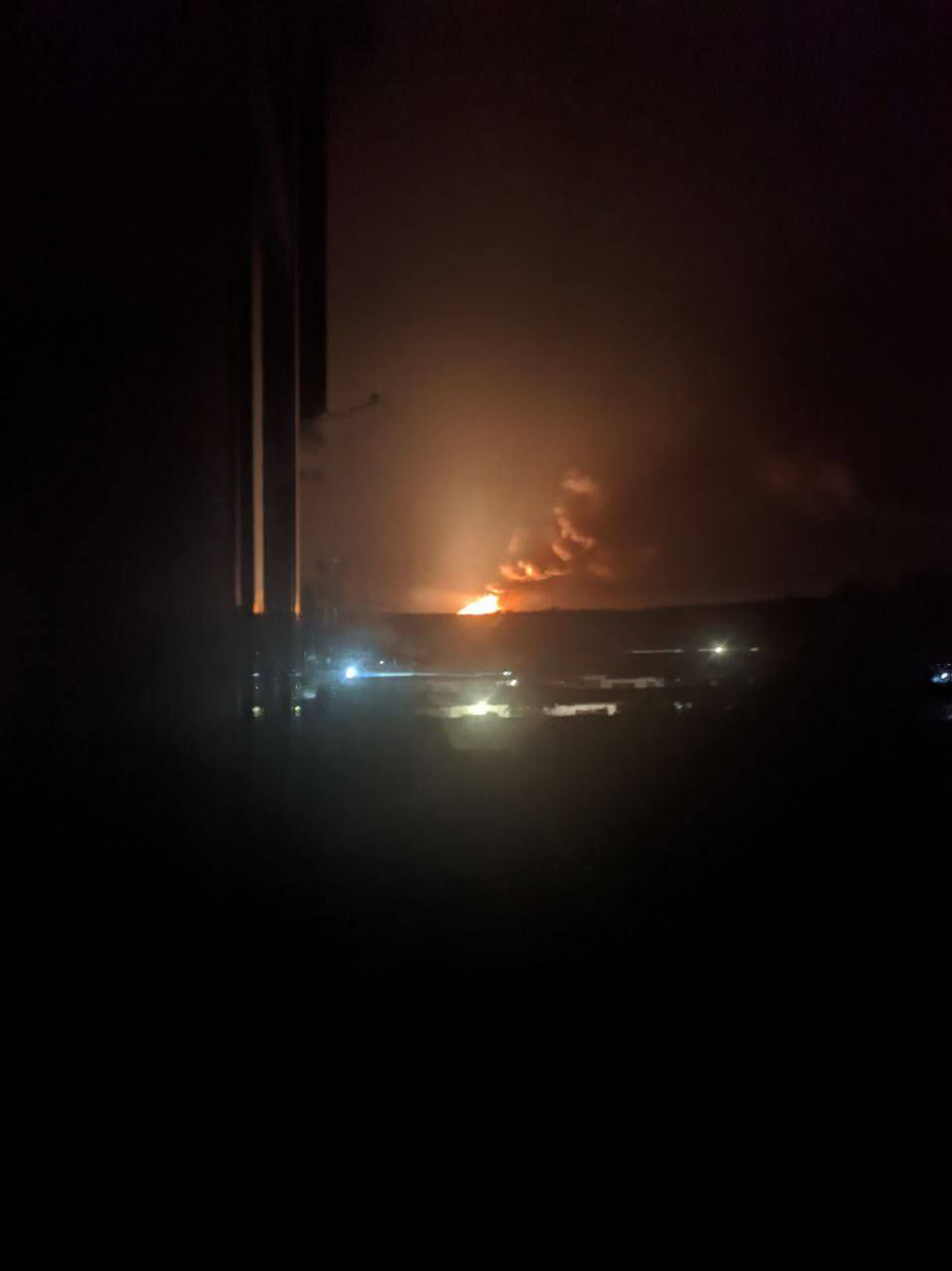 Жители Снежного сообщили о взрывах и пожаре на заводе “Снежнянскхиммаш”