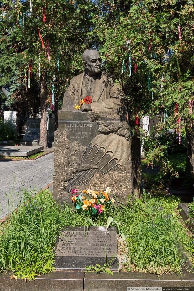 Отдавая дань памяти Котельникова, парашютисты повязывают на ветви деревьев вокруг его могилы на Новодевичьем кладбище стопорные ленты от своих куполов