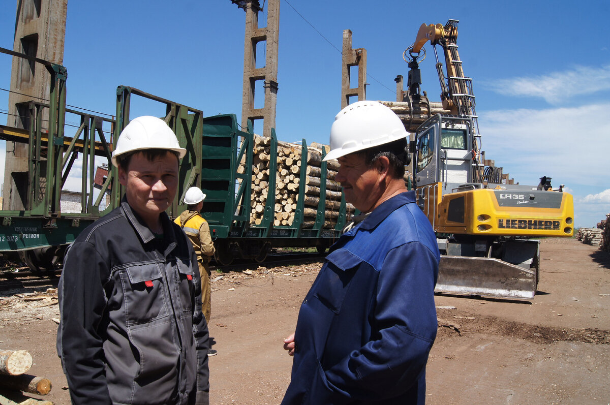 У разгрузки вагонов совещаются Андрей Чернигов и Андрей Пихель.