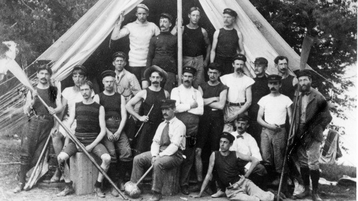 Молодой человек, есть место, куда вы можете пойти — фотография одной из первых групп Движения молодых христиан.